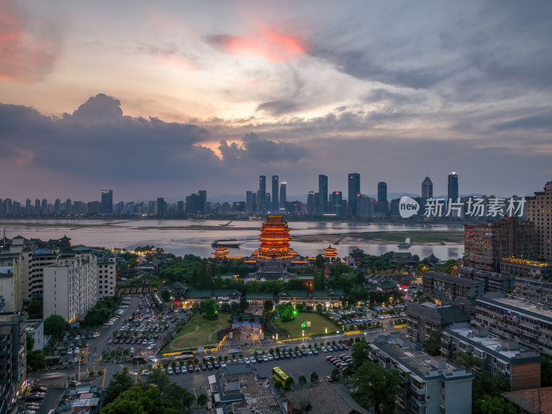 江西南昌滕王阁赣江双子塔日落蓝调夜景航拍