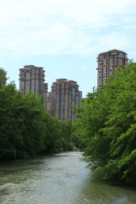 四川省成都市温江区江安河沿岸建筑风光