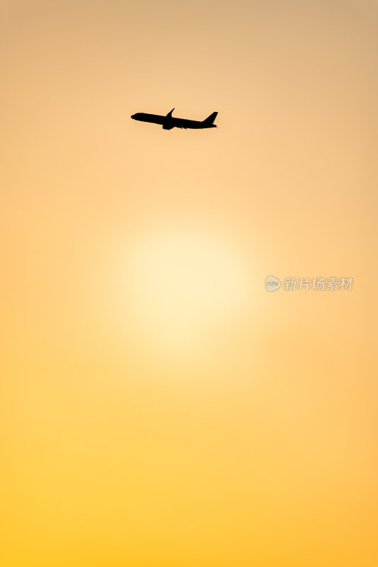 黄昏夕阳天空飞机