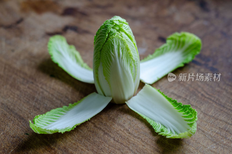 新鲜小白菜拆分摆放的静物特写