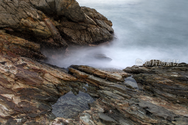 海岸边的岩石与海浪景观