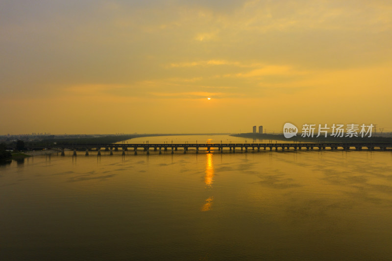 火车行驶在天津独流减河大桥上