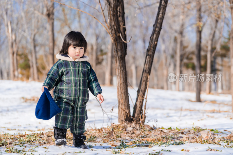 中国北京在公园雪地里玩耍的女童