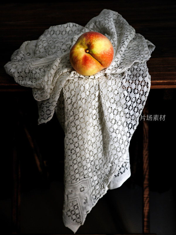 木桌子桌布上摆放着夏天新鲜水果水蜜桃