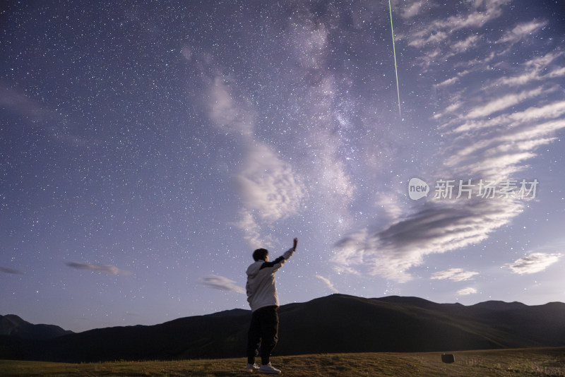 四川理塘格聂神山英仙座流星雨