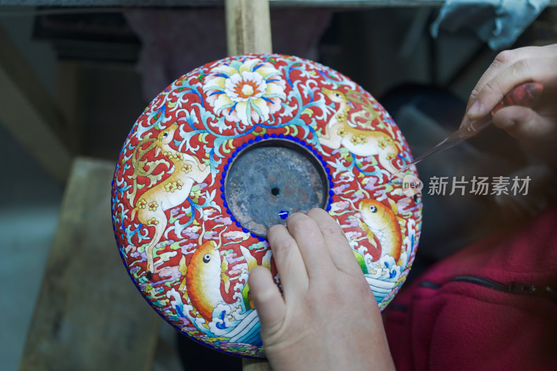 手工艺人制作彩绘工艺品