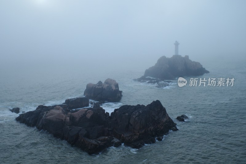 海边岩石上眺望远处大海云雾景观