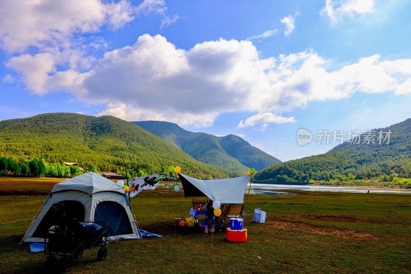 户外草地山林间露营场景