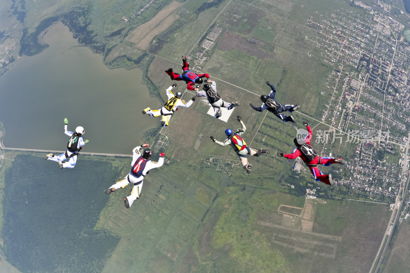 跳伞者空中编队俯瞰景色