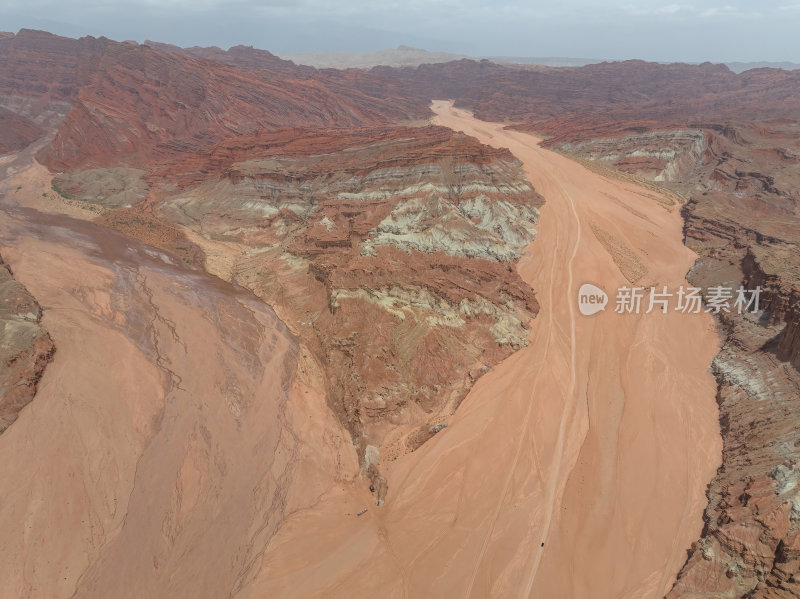 新疆南疆阿克苏温宿大峡谷天山托木尔峰航拍