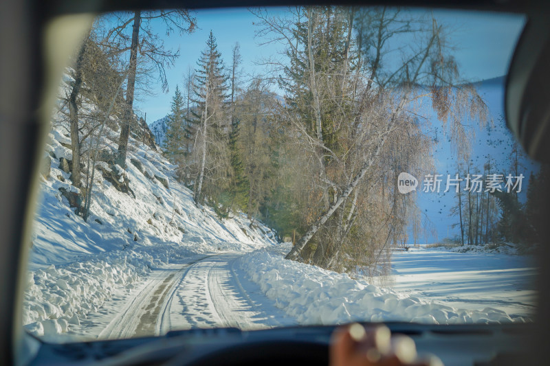 中国新疆阿勒泰冬季雪景车内驾驶视角