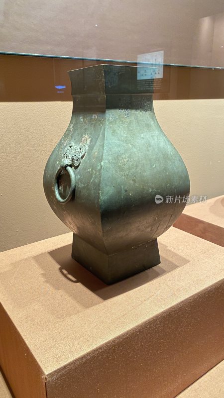 博物馆展示的古代青铜方壶