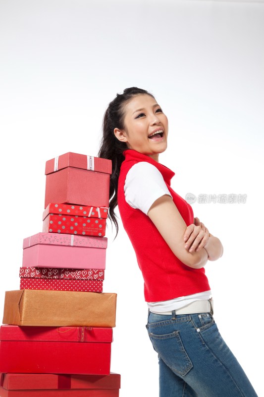 棚拍年轻女人和礼物盒