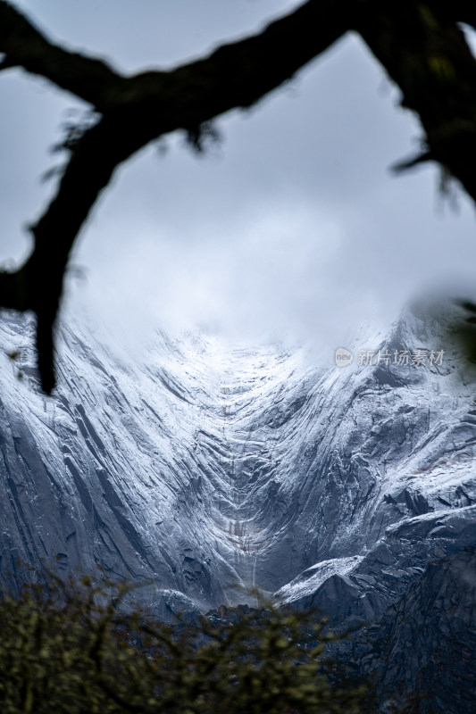 四川阿坝藏族羌族自治州四姑娘雪山风貌