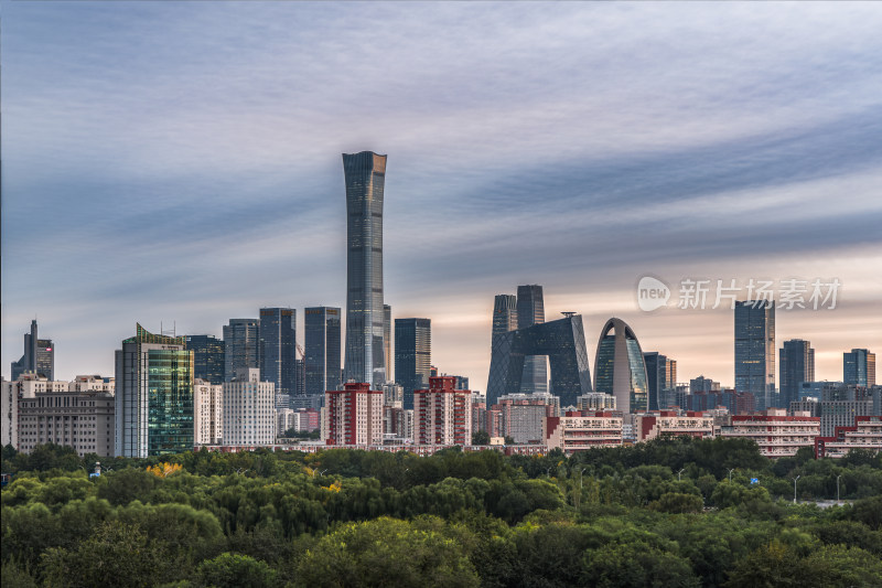 北京天际现代建筑与绿树相映的独特景观