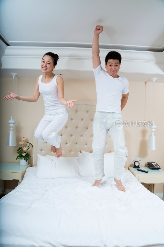 夫妻在床上跳跃