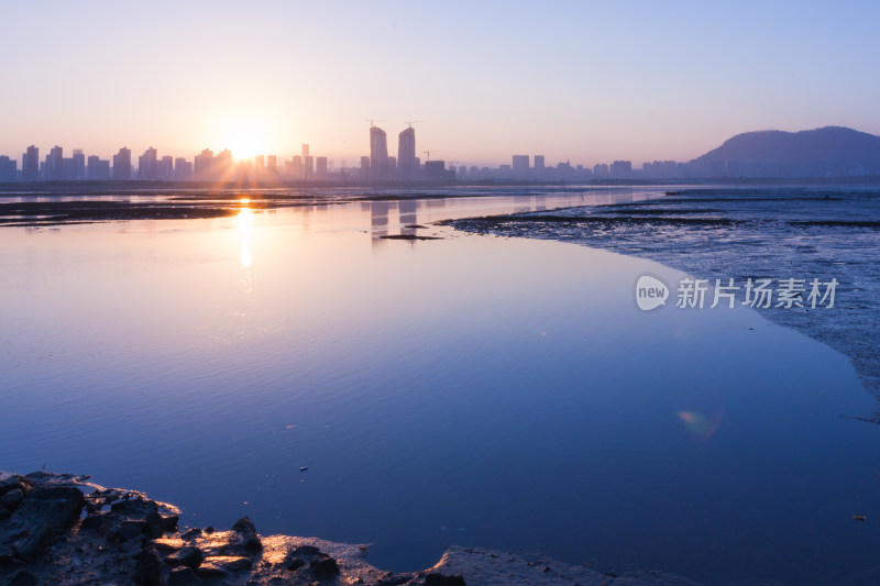 2015年深圳在建设中的前海日出风光