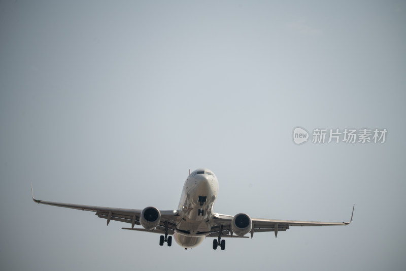 空中飞行的客机特写