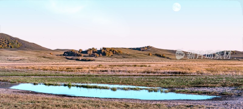 草原湿地与山丘景色