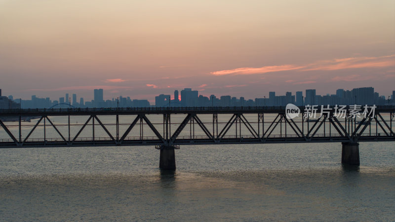 杭州市钱塘江大桥沿岸晨曦风光航拍