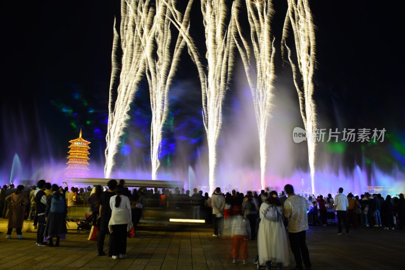 长沙铜官窑人群观赏烟花与塔楼夜景