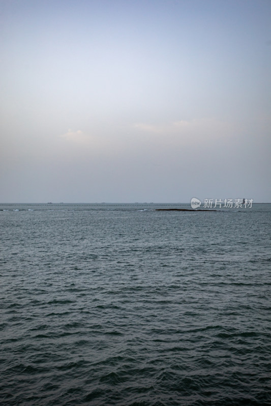 山东日照灯塔景区海上雾色日出景观