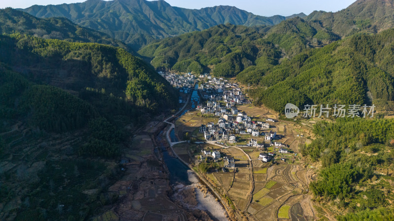 皖南大山中的自然村落