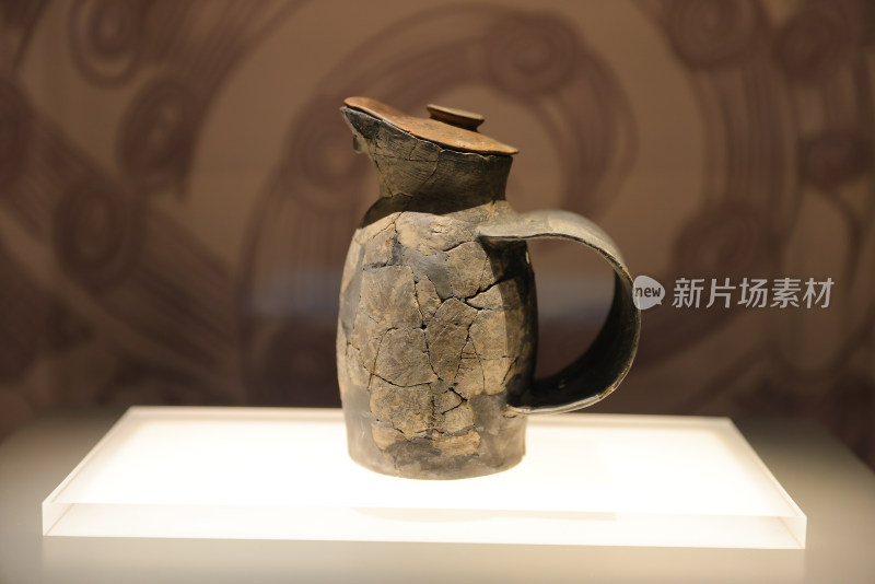 博物馆文物新石器时代良渚文化刻纹宽把杯