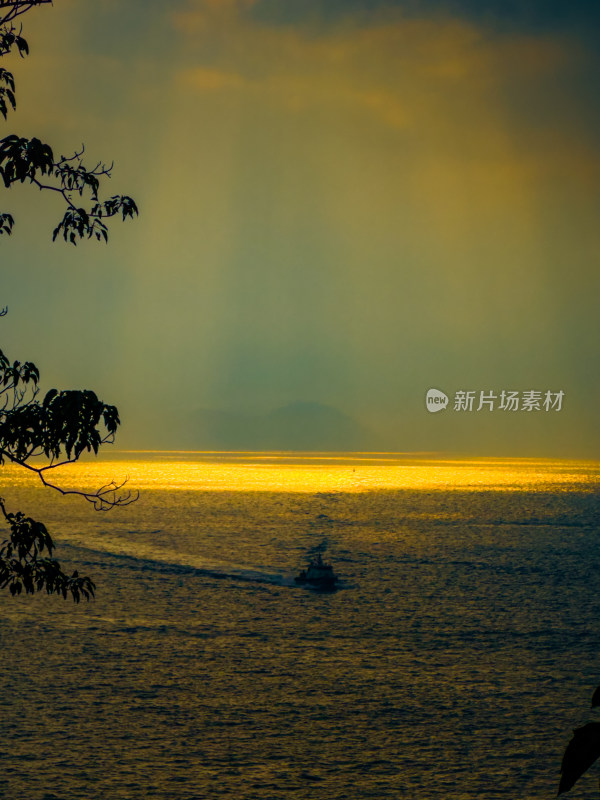 日落时海景映衬着戏剧性的天空