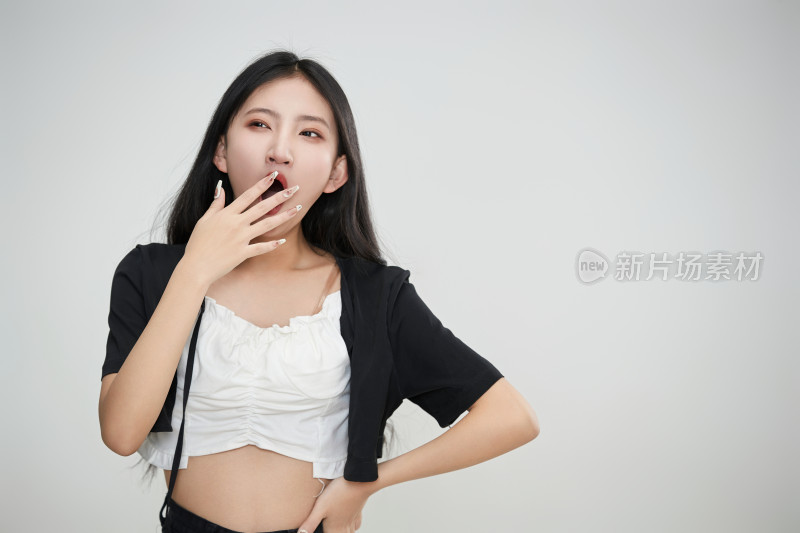 白色背景下做各种面部表情的可爱亚洲少女