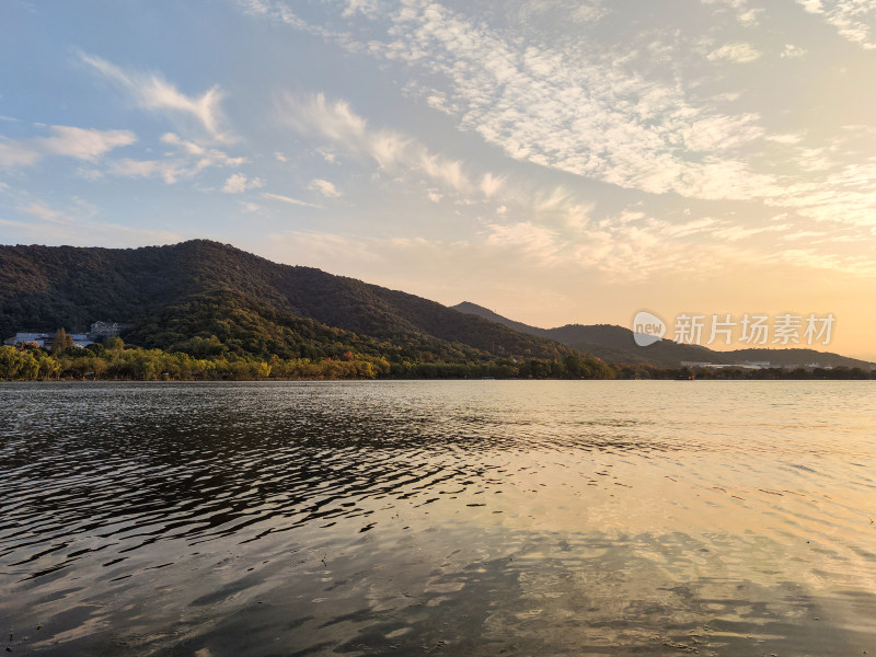 杭州湘湖夕阳下山水相依的自然风光