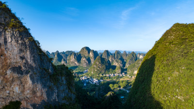 广西阳朔十里画廊月亮山