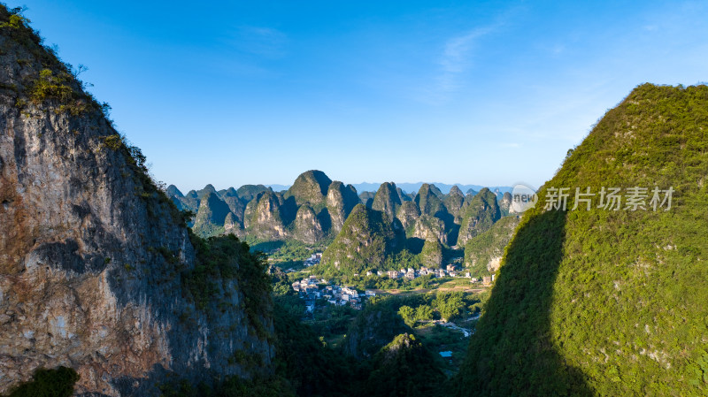 广西阳朔十里画廊月亮山