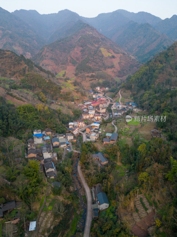 高山沟壑中的小山村