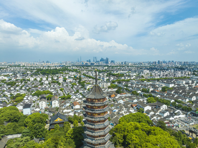 航拍夏季蓝天白云的苏州北寺塔与苏州古城区