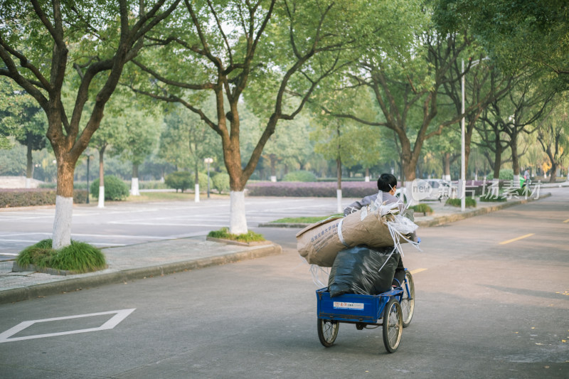 马路上骑车的路人