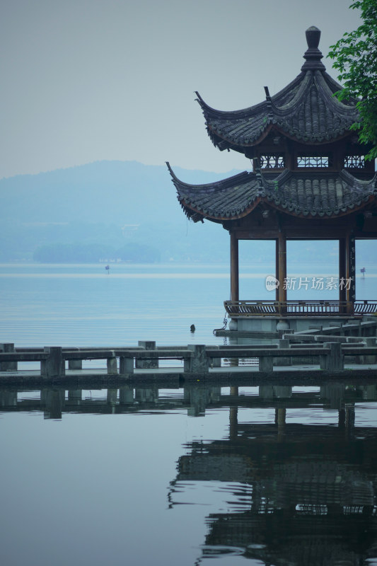 晨雾弥漫的西湖景区