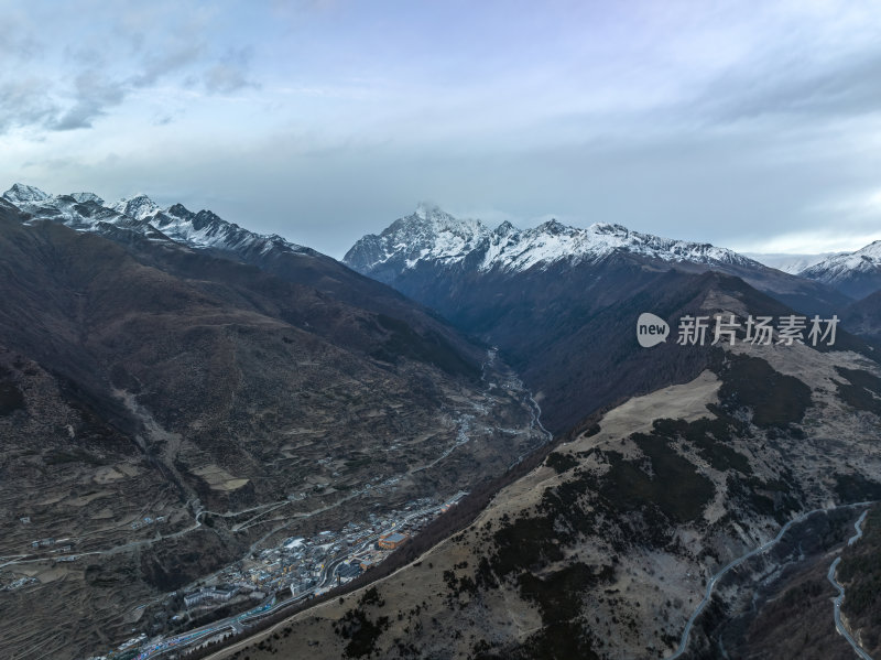 四川阿坝州猫鼻梁四姑娘山日照金山高空航拍