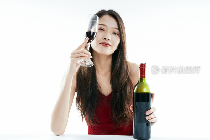 独自品尝红酒的亚洲女性