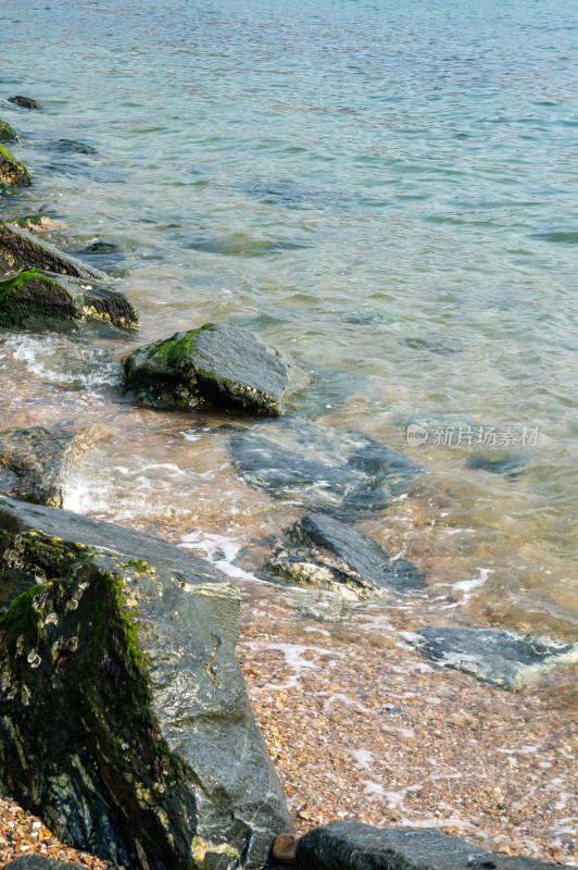 海浪拍打岸边礁石景象