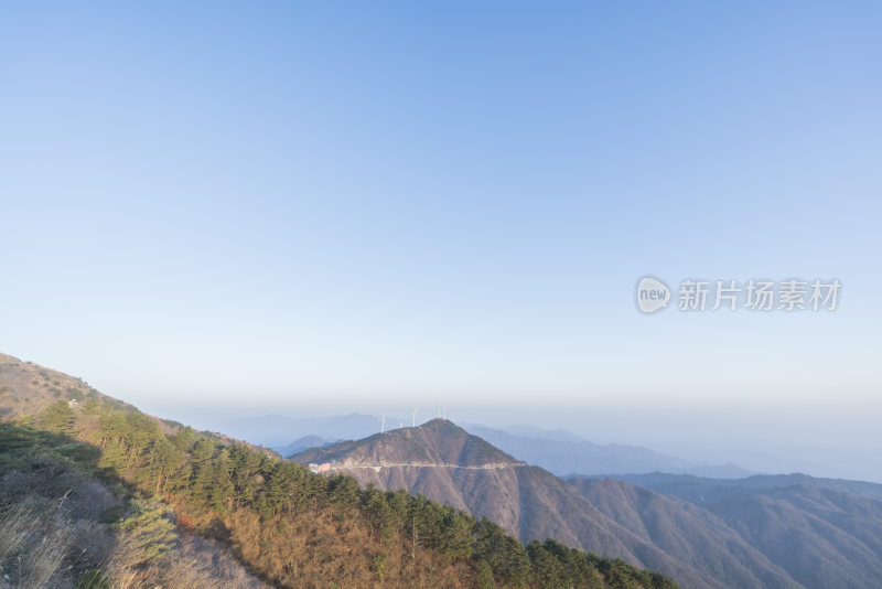 山顶上的日出风光全景