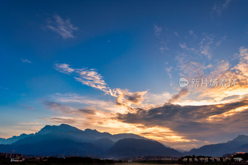 峨眉山峨秀湖夕阳落日余晖