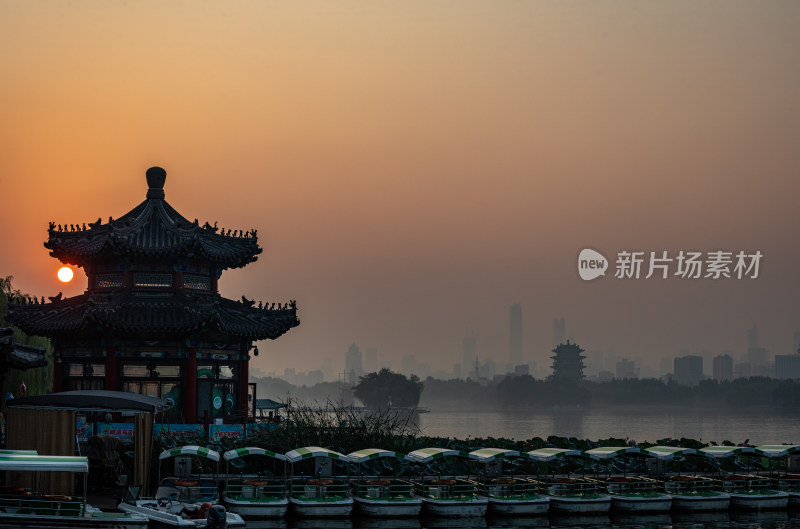 济南大明湖风景区雾色日出景点景观城市风光