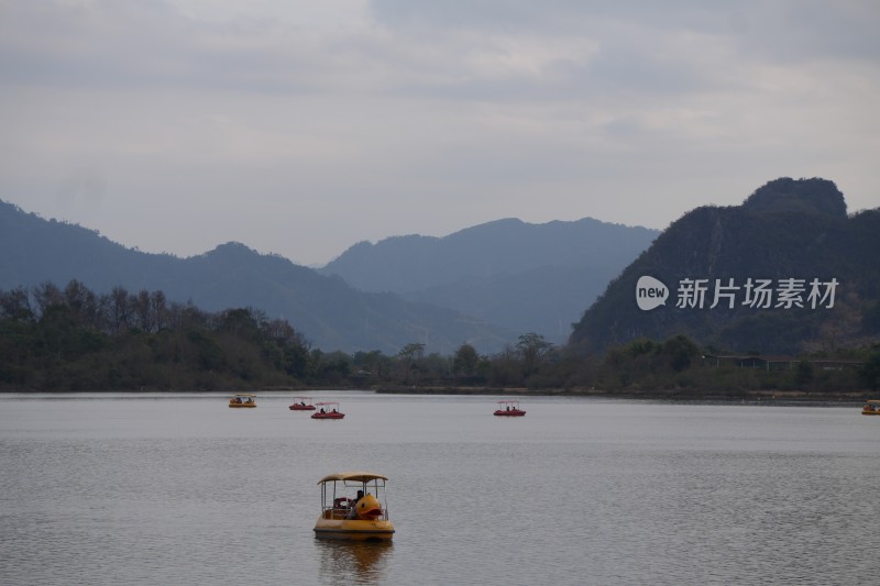 阴天的湖泊山水风景