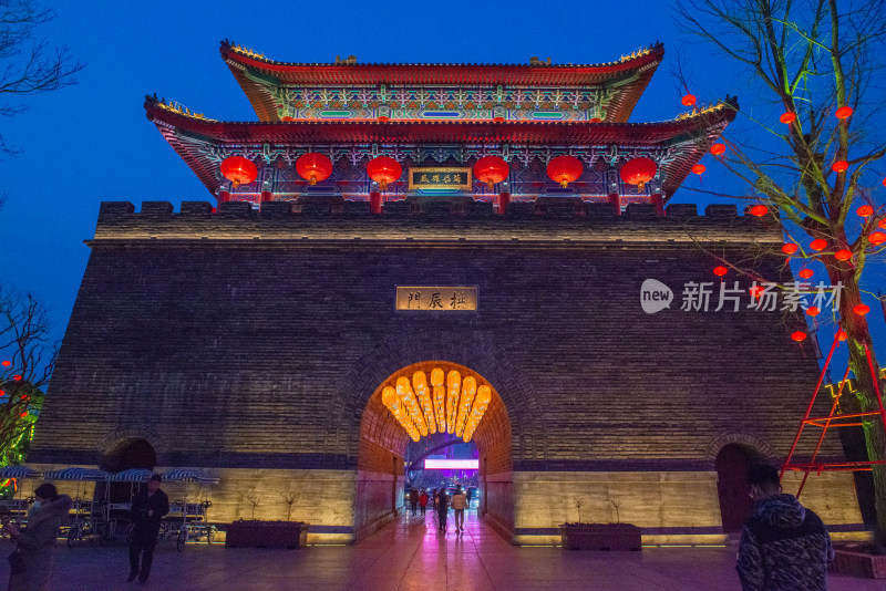 日照莒国古城夜景中式古建筑灯笼装饰