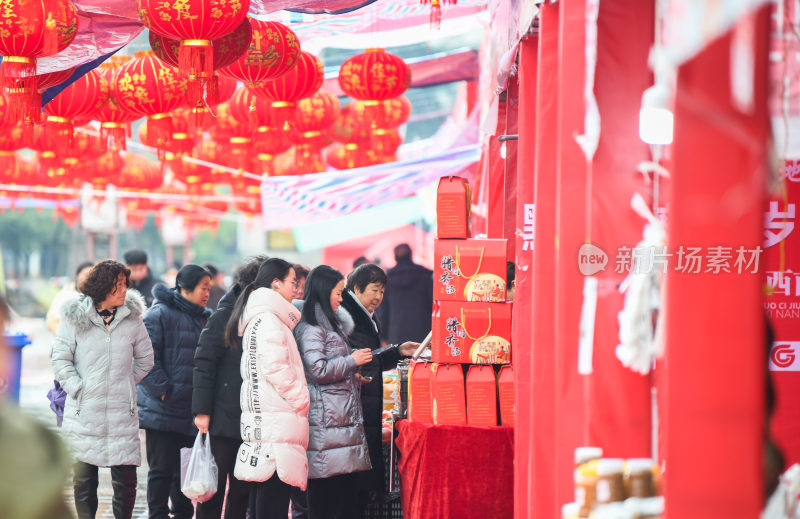 年货节活动 集市上选购商品