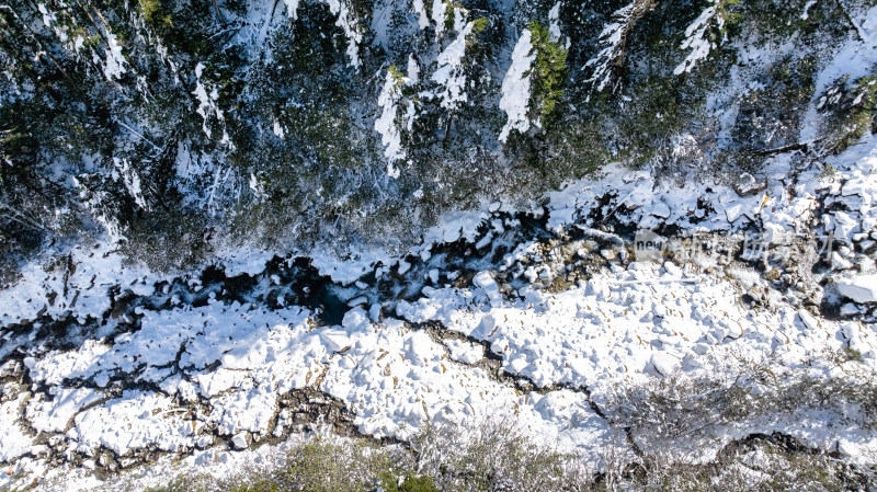 四川甘孜海螺沟景区冬季的雪水