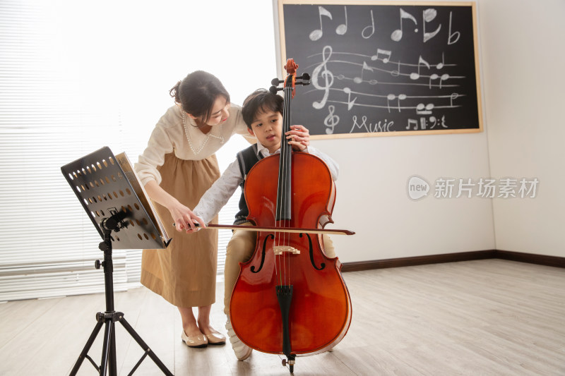 年轻女人指导学生学习大提琴