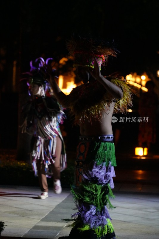 夜晚身着民族服饰的舞者背影