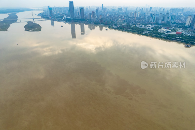 江西南昌赣江岸边城市建设风光